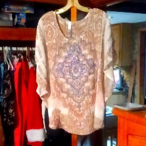 Short sleeve blouse.